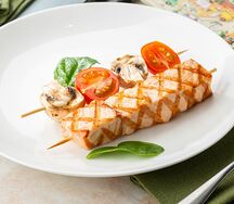 Шашлычок из лосося с шампиньонами и томатами черри