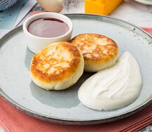 Сырники с клубничным соусом и сметаной