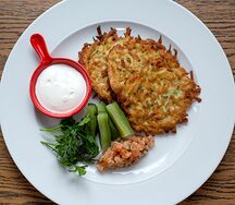 Картофельные драники с лососем слабой соли