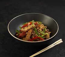 Лапша с курицей и пряным кунжутом