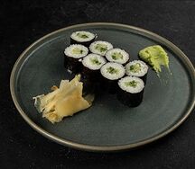 Маки ролл с огурцом