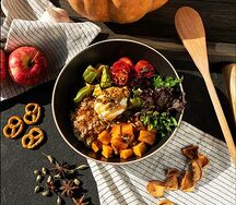 Боул с тыквой и яйцом пашот