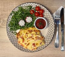 Стейк из говядины под сыром и овощами