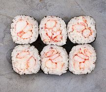 Ролл с камчатским крабом