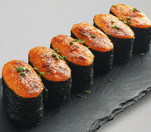 Суши запечнные с икрой летучей рыбы