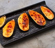 Запеченные мидии в соусе спайси