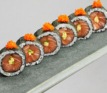 Фирменный ролл лосось и авокадо