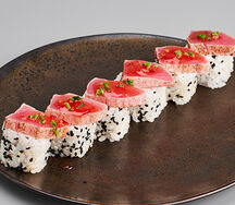 Ролл с опаленным тунцом в чили-сладком соусе