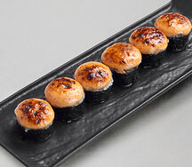 Ролл запеченный с лососем и соусом спайси