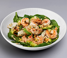 Салат с креветками, кальмаром и авокадо