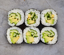 Ролл с огурцом и авокадо