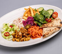 Шаверма на тарелке с курицей