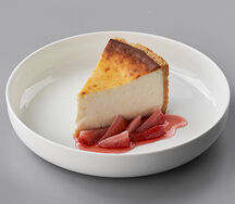 Баскский чизкейк с томленой клубникой