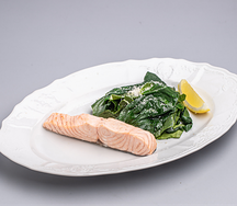 Паровой лосось со шпинатом