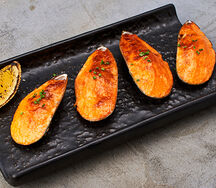 Запеченные мидии в соусе с икрой летучей рыбы