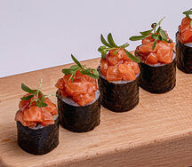 Ролл с тартаром из лосося