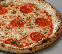 Пицца с пепперони и ветчиной