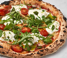 Пицца Страчателла, руккола, песто, томат