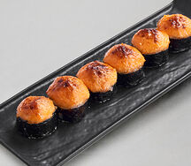 Ролл запеченный с лососем и соусом из икры летучей рыбы