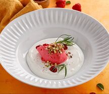 Йогурт с шоколадным ганашем, малиной и фисташками