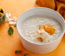 Киноа на кокосовом молоке с манго