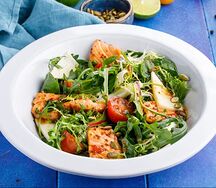 Теплый салат с лососем и копченым сулугуни