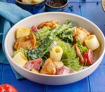 Салат с курицей и сыром сулугуни