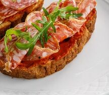 Брускетта с салями
