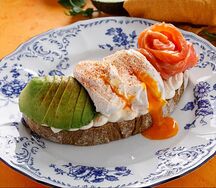 Яйцо пашот с копченым лососем и авокадо