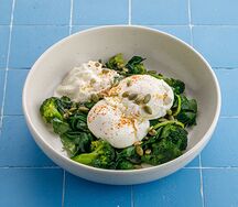 Зеленый завтрак со страчателлой