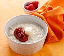 Овсяная каша с малиновым джемом
