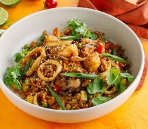 Жареный рис с креветками