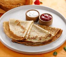 Блины со сметаной и ягодным джемом