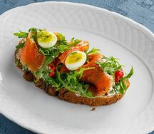 Брускетта с лососем