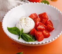 Буррата с томатами