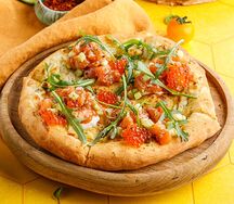 Лепешка с тартаром из лосося и красной икра