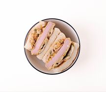 Сэндвич с хрустящей колбасой кацу