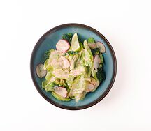 Зелёный салат с ореховым соусом