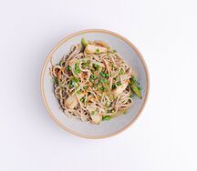 Вок-лапша с тофу и вешенками