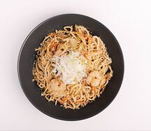 Вок лапша с жареными креветками и арахисом 