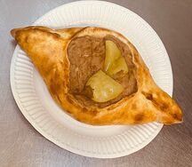 Хачапури по-аджарски c лобио