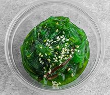 Салат Чука с ореховым соусом