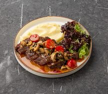 Мраморная говядина с грибным соусом и пюре
