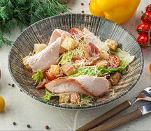 Цезарь с копченой курицей и беконом