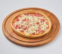 Пицца с колбасой и сыром