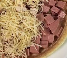 Пицца с колбасой