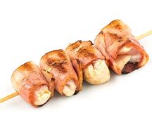 Шашлычок из курицы в беконе
