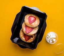 Сырники с клубникой и греческим йогуртом