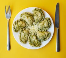 Вареники с картофелем и грибами под соусом песто