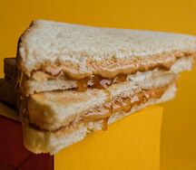 Сэндвич с арахисовой пастой и соленой карамелью